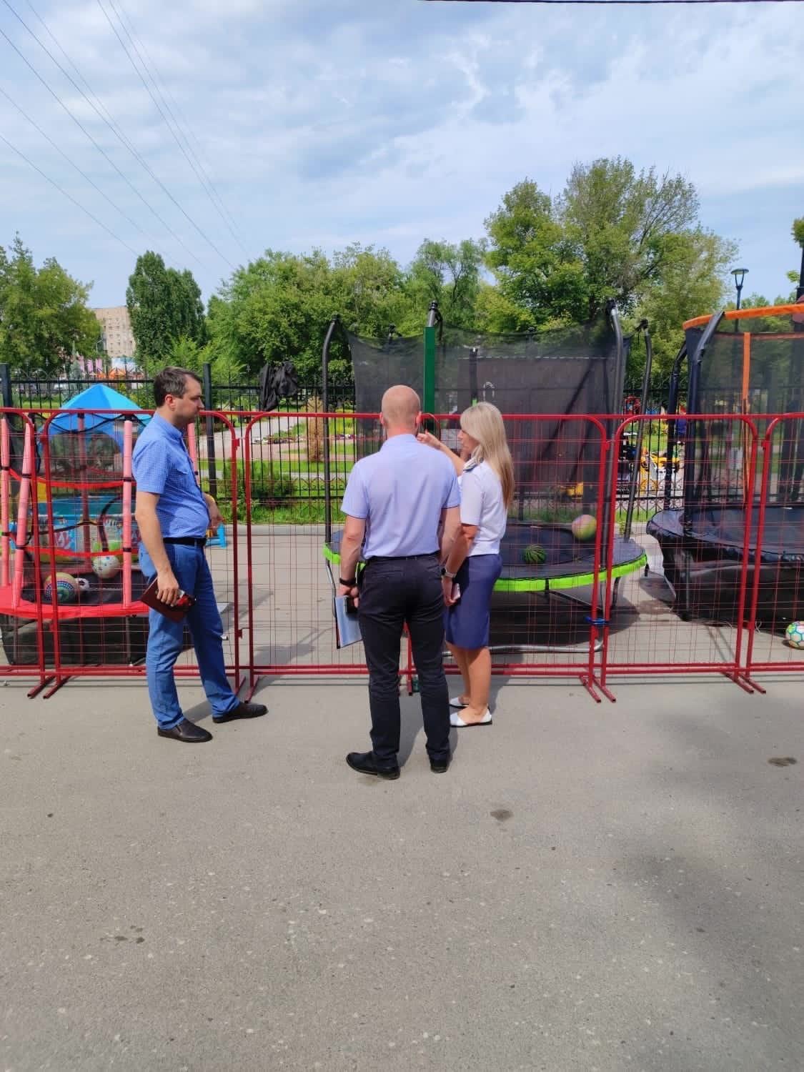 Проверили сезонные аттракционы на территории Заводского района.
