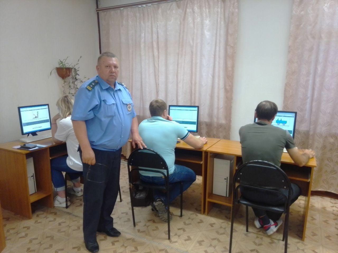 Очередной экзамен провел инспектор по Новобурасскому району