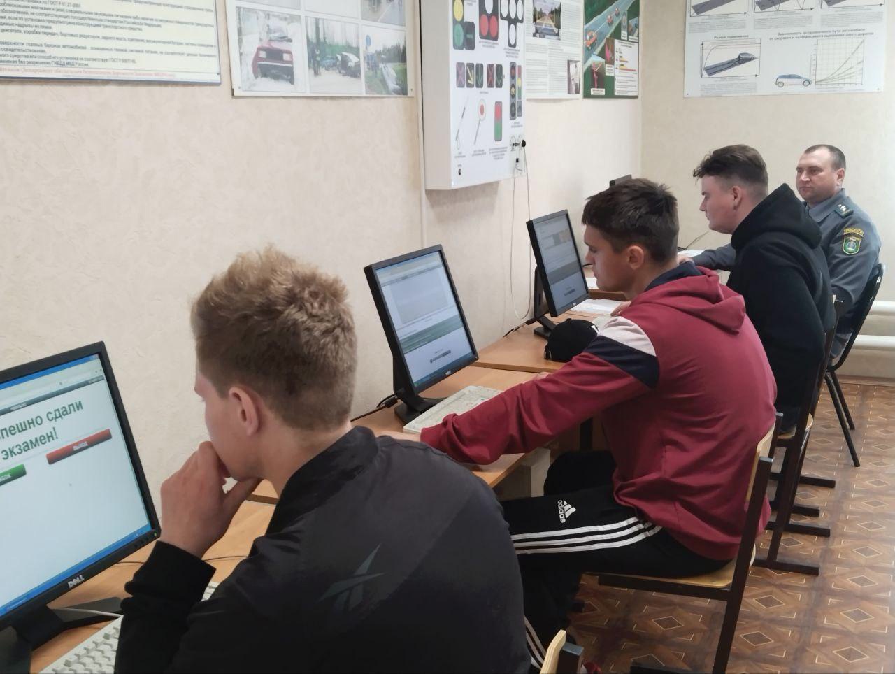 В ГАПОУ СО «Базарнокарабулакский техникум агробизнеса» прошел экзамен на право управления самоходными машинами